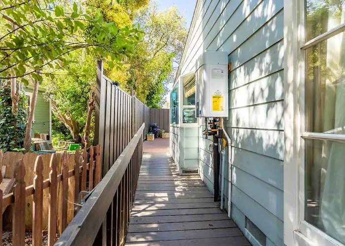 Quaint Carmel - Bungalow Close To Beach